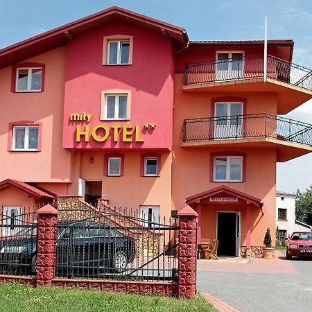 Hotel Mily クロスノ エクステリア 写真