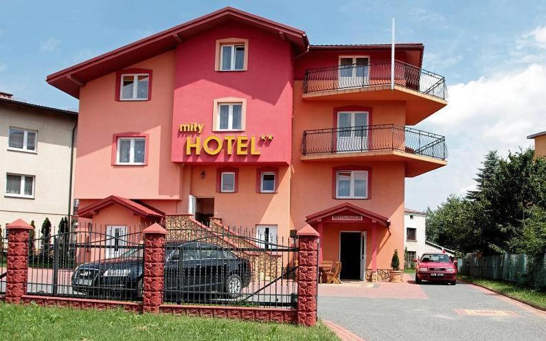 Hotel Mily クロスノ エクステリア 写真
